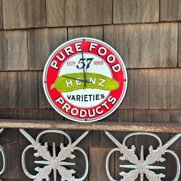 Vintage 1983 Heinz 57 Advertising Metal 11 inch Clock with Pickle Detail. - Picture 6 of 11